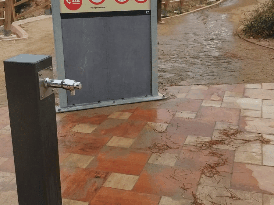 El Ayuntamiento de Mont-roig del Camp cierra el agua de las fuentes del paseo de las Calas por su uso indebido como lavapiés